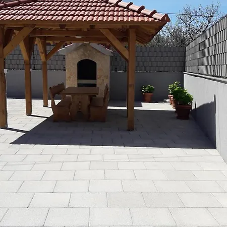 House Fantasy With Pool *