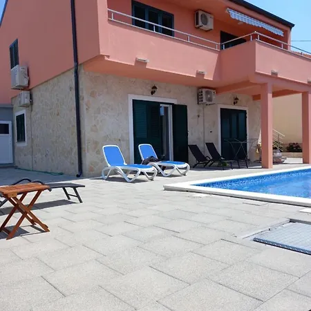 House Fantasy With Pool Hébergement de vacances Šibenik