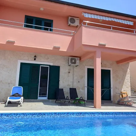 بيت للعطل House Fantasy With Pool