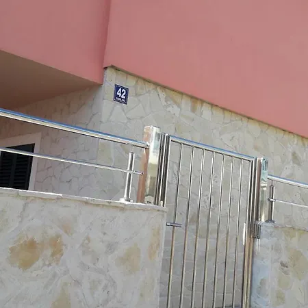 House Fantasy With Pool *