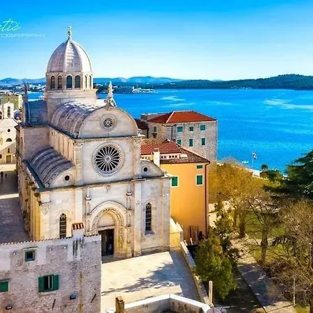 House Fantasy With Pool Hébergement de vacances *