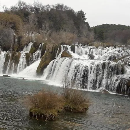 House Fantasy With Pool بيت للعطل