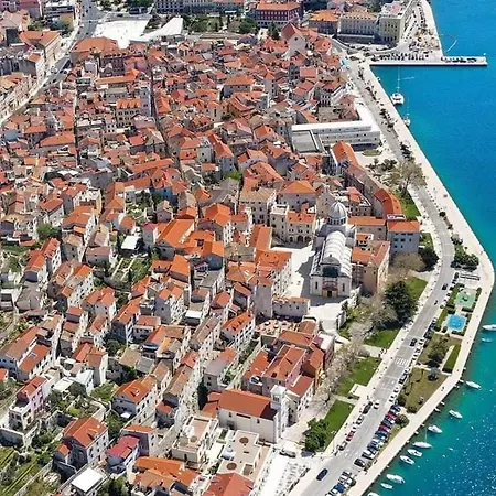 House Fantasy With Pool Hébergement de vacances *