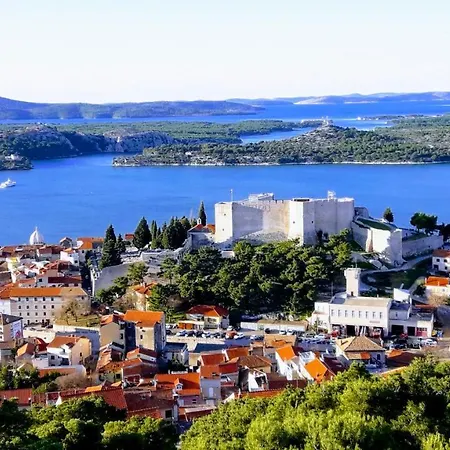 بيت للعطل House Fantasy With Pool شيبينيك