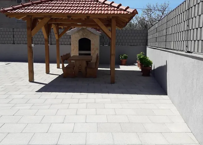 House Fantasy With Pool *