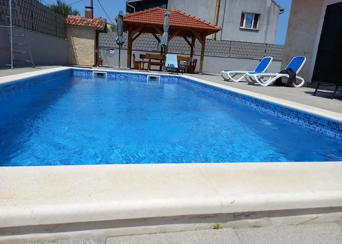 House Fantasy With Pool Vakantiehuis