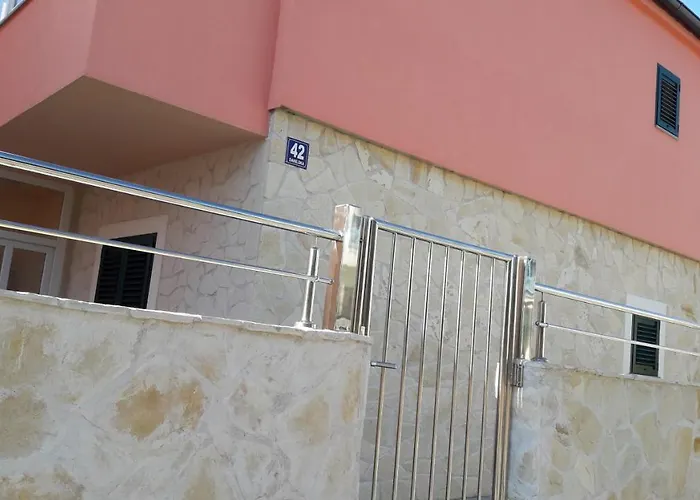 House Fantasy With Pool *