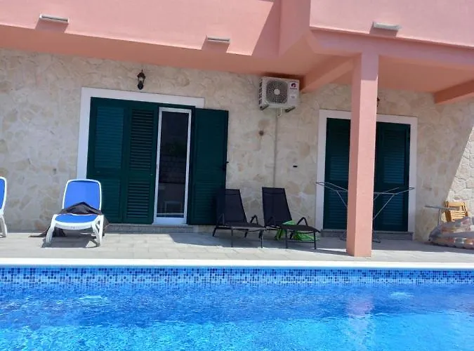 House Fantasy With Pool Vakantiehuis Šibenik